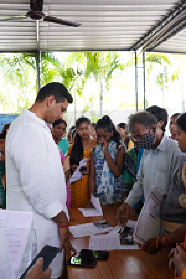 भिलाई की जनता से विधायक देवेंद्र ने की भेंट मुलाकात