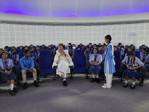 छात्रा ने मुख्यमंत्री से पूछा, &lsquo;आपके जैसा बनने के लिए मुझे क्या करना होगा&rsquo;