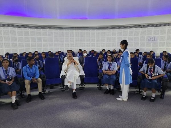 छात्रा ने मुख्यमंत्री से पूछा, &lsquo;आपके जैसा बनने के लिए मुझे क्या करना होगा&rsquo;