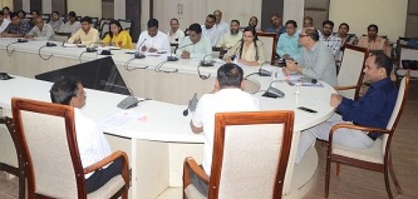 राजस्व सेवाओं को लेकर आमजनों को किसी प्रकार की परेशानी न हो-कलेक्टर