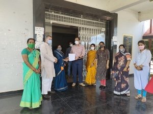 अनशन पर बैठे महिला बाल विकास अधिकारी के समर्थन में भाजपा ने सौंपा ज्ञापन