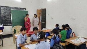 कलेक्टर ने किया सिंगोड़ीतराई और अंजरेल के प्राथमिक शाला एवं आंगनबाड़ी केन्द्र का निरीक्षण