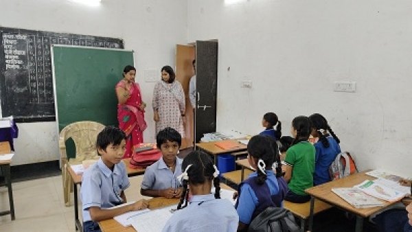 कलेक्टर ने किया सिंगोड़ीतराई और अंजरेल के प्राथमिक शाला एवं आंगनबाड़ी केन्द्र का निरीक्षण