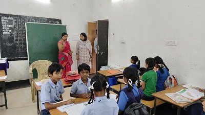 कलेक्टर ने किया सिंगोड़ीतराई और अंजरेल के प्राथमिक शाला एवं आंगनबाड़ी केन्द्र का निरीक्षण