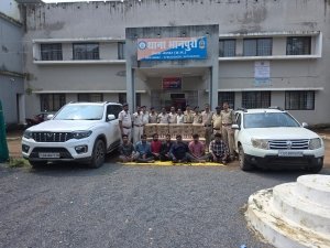 बस्तर पुलिस की बड़ी सफलता — तीन लग्जरी कारों में भरी अवैध शराब जब्त, सात आरोपी गिरफ्तार