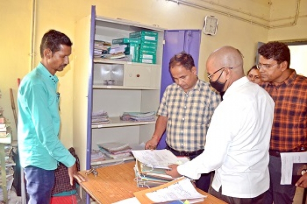कलेक्टर ने किया अनुविभागीय कार्यालय लोरमी, तहसील कार्यालय लोरमी और नवीन तहसील कार्यालय लालपुर का औचक निरीक्षण