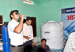 कलेक्टर ने किया धरदेई के रीपा में आरओ प्लांट का निरीक्षण, परखी पानी गुणवत्ता
