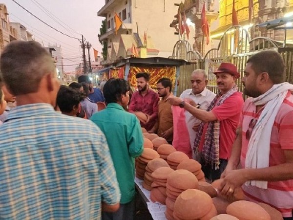 मजदूर दिवस पर गमछा भेंट कर मजदूरों का किया सम्मान.