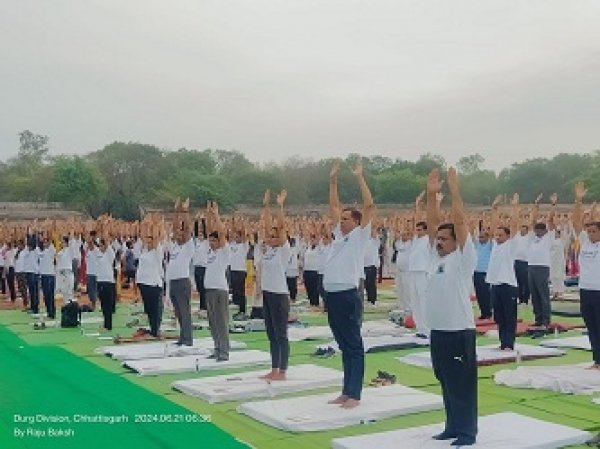 दशम अंतरर्राष्ट्रीय योग दिवस रविशंकर स्टेडियम दुर्ग में आयोजित योगा कार्यक्रम में शामिल हुए उप मुख्यमंत्री शर्मा