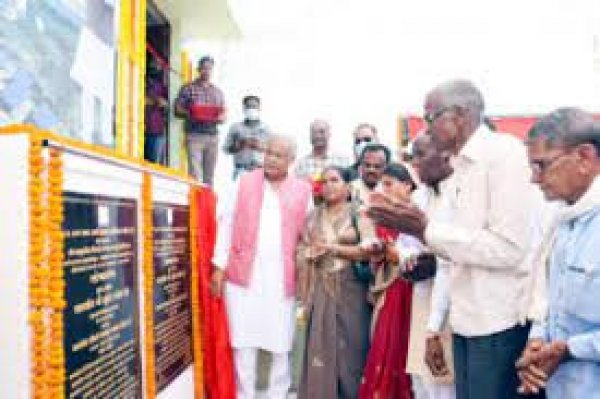 मुख्यमंत्री ने महाशिवरात्रि के पावन अवसर पर ठाकुराईन टोला में किया लक्ष्मण झूले का भूमिपूजन