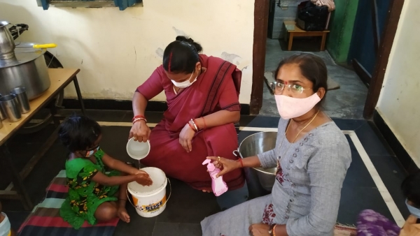 आंगनबाड़ियों में बच्चों को मिल रही गर्मा-गर्म पोषण थाली