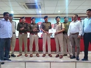 अपराधिक मामलों के आरोपियों को पकडऩे में प्रमुख भूमिका निभाने वाले चार सौ पुलिस अधिकारियों और कर्मचारियों को एसपी ने किया सम्मानित