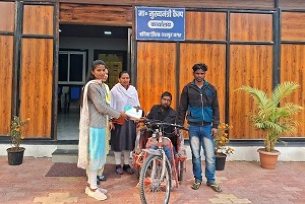 मुख्यमंत्री कैंप कार्यालय में कालीचरण को मिली बैटरी चलित ट्राई साइकिल