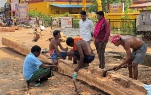 पीढ़ियों का हुनर, आस्था का अद्भुत संगम! बस्तर दशहरा के लिए आकार ले रहा आठ पहियों वाला विशाल विजय रथ