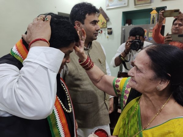 नगरीय प्रशासन मंत्री डहरिया पहुंचे महापौर बाकलीवाल के निवास ...