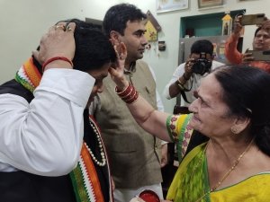 नगरीय प्रशासन मंत्री डहरिया पहुंचे महापौर बाकलीवाल के निवास ...
