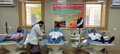 शासकीय जिला अस्पताल दुर्ग में संत रामपाल जी महाराज के शिष्यो ने रक्तदान किया