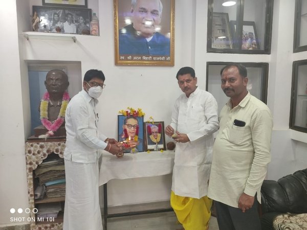 भाजपा कार्यकर्ताओ ने अम्बेडकर को किया याद, घर से दी श्रद्धांजलि