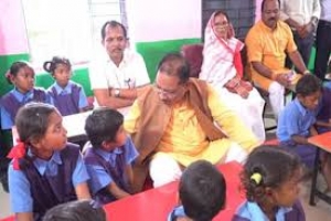 &ldquo;पढ़ाई ठीक से करना है न&hellip; मोबाइल ज्यादा नहीं देखना&rdquo;