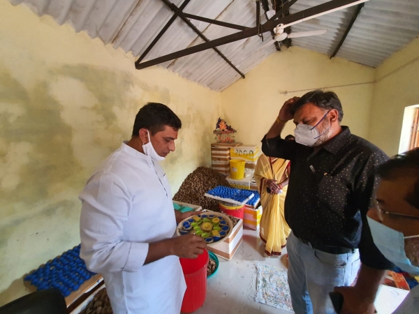 *गोबर खरीदी केंद्र में पहुंचकर महापौर एवं भिलाई नगर विधायक श्री देवेंद्र यादव ने महिलाओं के द्वारा किए जा रहे कार्यों की सराहना की