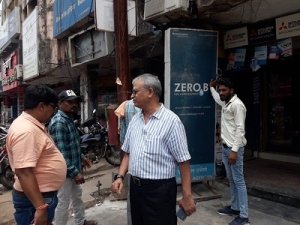 अवैध रूप से लगाए गए होर्डिंग, ग्लो साइन बोर्ड, ठेले आदि को हटाकर सड़क, फुटपाथ को निगम ने अतिक्रमण मुक्त कराया