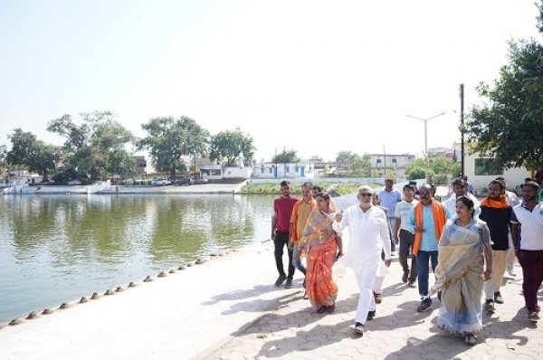 पूर्व उच्च शिक्षा मंत्री प्रेमप्रकाश पाण्डेय ने छावनी,खुर्सीपार क्षेत्र के तालाबों का किया निरीक्षण छठ के लिए किये जा रहे तैयारियों का लिया जायजा
