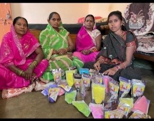 पताशा के फूलों से होली में महकेगा शहर,समूह की महिलाएं बना रही है प्राकृतिक गुलाल
