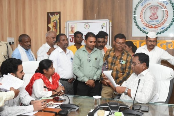 कलेक्टर ने जिले के विभिन्न स्थानों से आए लोगों से मुलाकात कर उनकी मांगों एवं समस्याओं को तन्मयतापूर्वक सुना