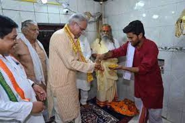 मुख्यमंत्री  बघेल ने रामनवमी पर माता कौशल्या और भगवान राम की पूजा अर्चना कर प्रदेशवासियों की सुख समृद्धि और खुशहाली की कामना की