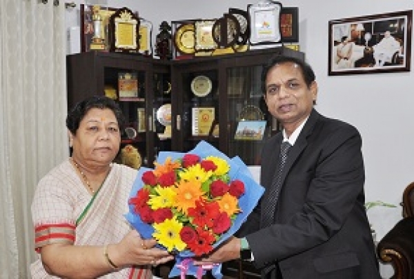 राज्यपाल से गुरू घासीदास विश्वविद्यालय के कुलपति चक्रवाल ने की भेंट