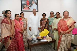 राज्यसभा सांसद श्रीमती छाया वर्मा सहित अनेक महिला जनप्रतिनिधियों ने मुख्यमंत्री बघेल को राखी बांधी