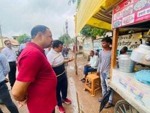प्रात: निरीक्षण के दौरान डेंगू नियंत्रण के कार्य में लापरवाही बरतने वाले सुपरवाइजर को लगाई फटकार