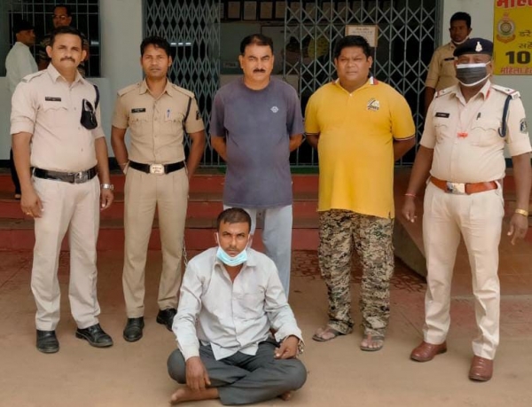 भूमि का सौदा कर, अन्य व्यक्ति को बिक्री करते हुए किया धोखाधड़ी