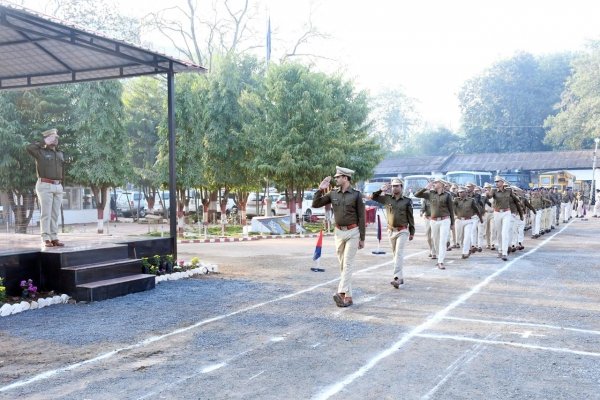 पुलिस अधीक्षक ने जनरल परेड में मौजूद अधिकारियों एवं कर्मचारियों के परेड एवं टर्नआउट का निरीक्षण किया