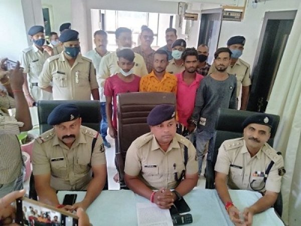 बैंक डकैती का प्लान बनाते 5 गिरफ्तार, युवकों के पास पुलिस ने जब्त किया पिस्टल और कटर