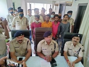 बैंक डकैती का प्लान बनाते 5 गिरफ्तार, युवकों के पास पुलिस ने जब्त किया पिस्टल और कटर