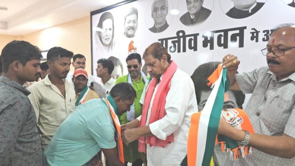 मंत्री मो.अकबर के विकास कार्य से प्रभावित होकर  दो गांव से दो दर्जन से अधिक लोग कांग्रेस में शामिल