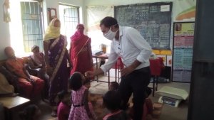 आंगनबाड़ी केंद्र में बांटे फोलिक एसिड व विटामिन सीरप