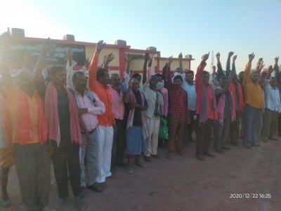 बारदाने की कमी को लेकर किसानों ने दिया ज्ञापन