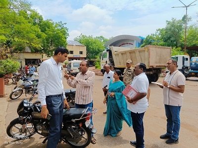 मेयर व कमिश्नर के औचक निरीक्षण में 64 कर्मचारी मिले नदारद, कटेगा वेतन