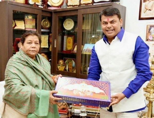 राजभवन पहुंच राज्यपाल से दया ने की मुलाकात, भोले बाबा की बारात में शामिल होने दिया न्यौता