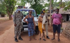 बस्तर पुलिस ने पेश की इंसानियत की मिसाल , भटके बुजुर्ग को पहुँचाया घर