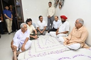 मुख्यमंत्री ने दिवंगत पायलट कैप्टन  गोपाल कृष्ण पंडा के घर पहुंचकर उन्हें दी श्रद्धांजलि