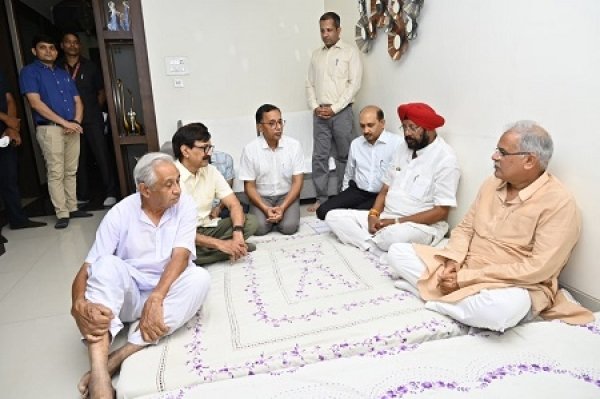 मुख्यमंत्री ने दिवंगत पायलट कैप्टन  गोपाल कृष्ण पंडा के घर पहुंचकर उन्हें दी श्रद्धांजलि
