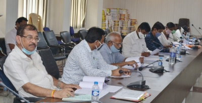 कलेेक्टर ने की निर्माण और विकास कार्यो की प्रगति की समीक्षा