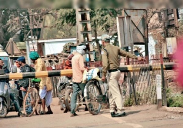 सुपेला रेल्वे क्रासिंग पर शौर्यपथ दैनिक समाचार ने भी उठाई थी आवाज   सुपेला क्रासिंग पर अब घंटों खड़े रहने से मिलेगी निजात,बनने जा रहा है अंण्डब्रिज ,कलेक्टर भूरे की रेलवे अधिकारियों से चर्चा