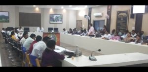 प्रधानमंत्री आवास योजना की प्रगति की समीक्षा करने जिला पंचायत सीईओ ने ली बैठक