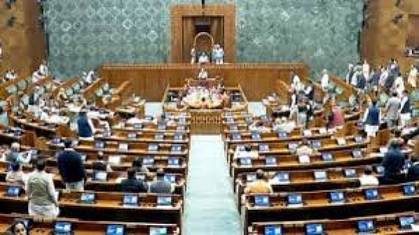 लोकसभा में तीखा टकराव: इंडस्ट्रियल रिलेशंस कोड संशोधन पारित, राहुल गांधी पर &lsquo;सब्सटैंटिव मोशन&rsquo; का नोटिस