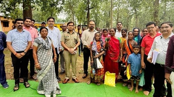 ‘धरती आबा जनजातीय ग्राम उत्कर्ष अभियान’ के तहत छपरवा में लगा जनसमस्या निवारण शिविर