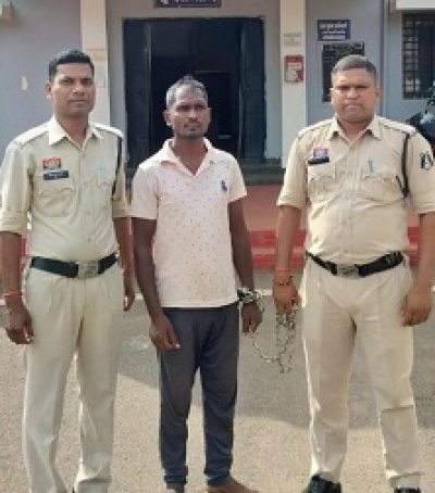 बालोद पुलिस का अवैध कारोबार पर बड़ा प्रहार :एक ही दिन में 5 प्रकरण दर्ज, शराब तस्कर व सट्टा संचालक गिरफ्तार; वाहन, शराब और नगदी जब्त